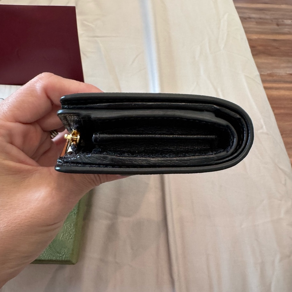 Gucci Black Leather Wallet with Gold Lettering - Picture 7 of 9